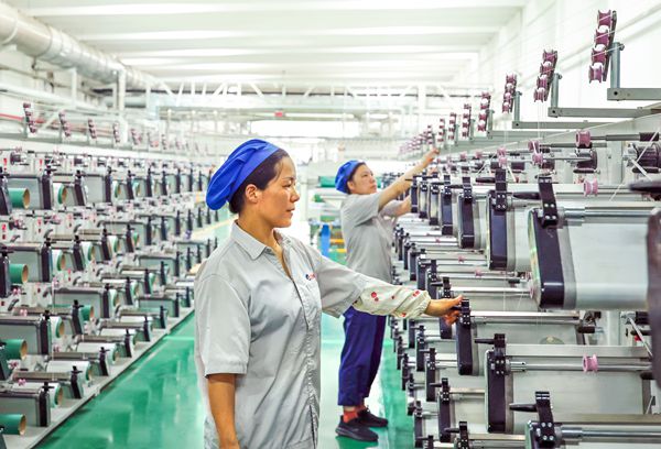 神特公司車(chē)間工人奮戰高溫紀實(shí)（照片）_副本